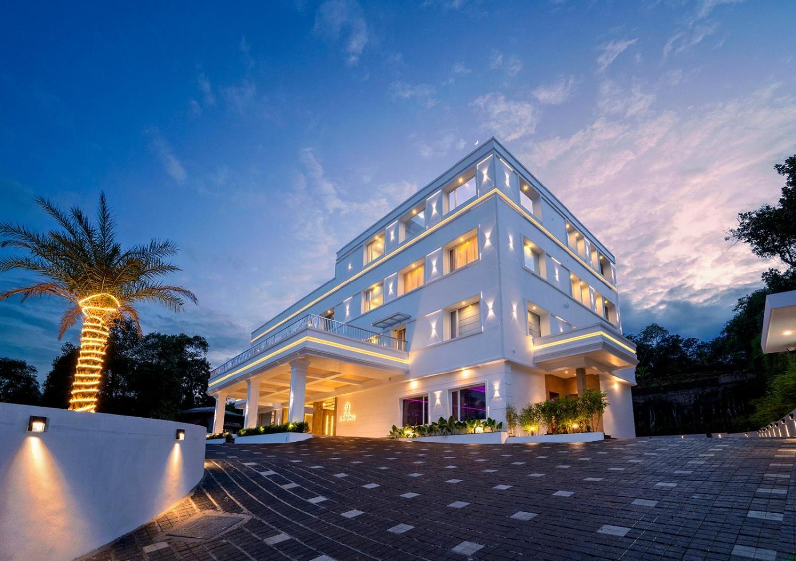 Hotel Grand Avenue Pambadi Kültér fotó